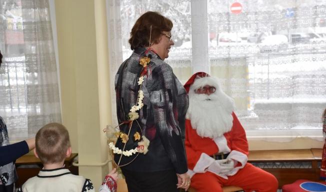 Дядо Коледа посещава всяка детска градина в Ловеч